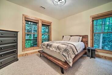 コテージ Secluded Sapphire Chalet W/ Game Room + Decks