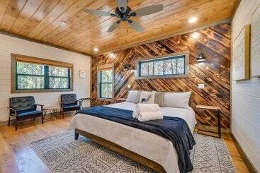 بيت ريفى Serene Broken Bow Cabin W/ Hot Tub & Fire Pit!