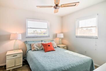 بيت ريفى Breezy Marco Island Home W/ Pool   Walk To Beach!