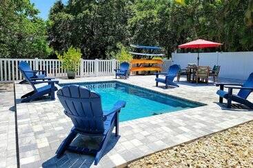بيت ريفى Canalfront Home W/ Kayaks, Pool & On Site Fishing!