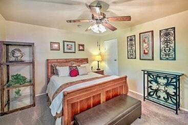 茅舍 Sunroom & Yard: Charming Hot Springs Home!