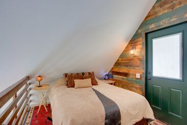 Сельский дом Colorful Cabin W/ Teepee, Fire Pits & Mtn Views!