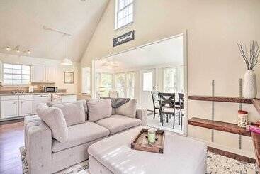 کلبه Cozy Home W/ Yard ~ 9 Mi To Dtwn Charleston!