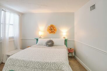 بيت ريفى Lake Francis Lily Pad   Home W/ Hot Tub & Dock!