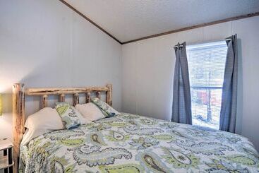 کلبه Houghton Lake Area Home W/ Fire Pit & Yard!