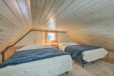 بيت ريفى Quiet Waterfront Cabin W/ Dock, Game Room, Hot Tub