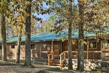 بيت ريفى Relaxing Hochatown Cabin W/ Deck & Hot Tub!