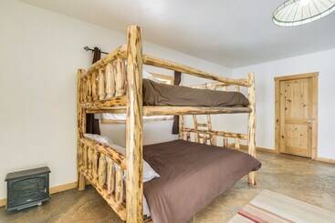 コテージ Spacious Fairplay Log Home W/ Patio & Fire Pit!