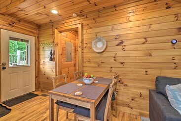 קוטג'' Cozy Boone Cabin W/ Deck: Close To Downtown!