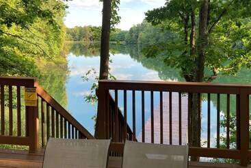 コテージ Hocking Hills Lake Gem W/ Hot Tub, Dock, 100 Acres