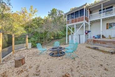 קוטג'' Lakefront Gem W/ Screened Porch + Game Room!
