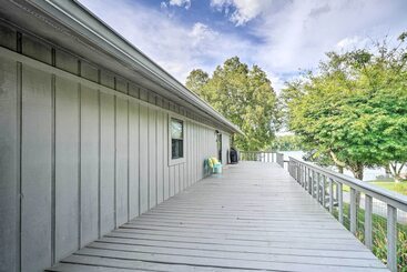 茅舍 Lakeside Spring City Home: Private Boat Ramp!