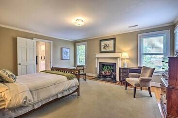 コテージ Lush Elkin Home W/ Porch Views & Pool Table