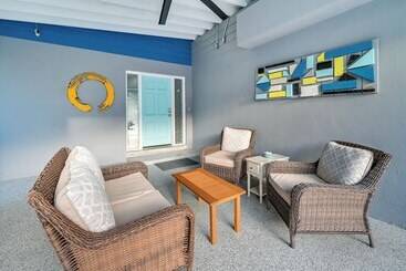 Сельский дом Pet Friendly Waterfront Home   2 Mi To Beach!