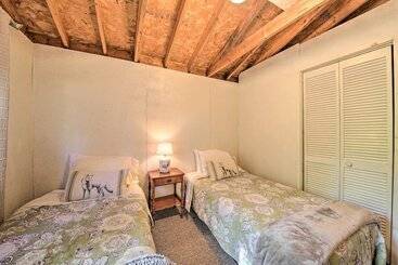 بيت ريفى Rustic Retreat Across From Lake; Family Friendly!