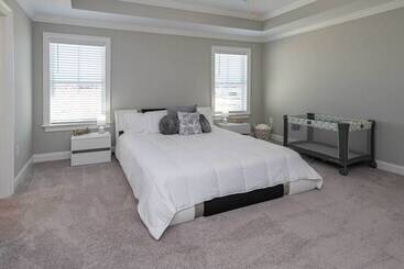 קוטג'' Spacious Hazel Green Home W/ Fireplace, Yard!