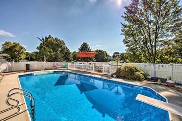 コテージ Spacious Palmyra Home W/ Fire Pit & Deck!