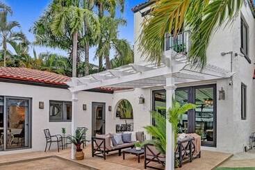 کلبه 5br Charm With Heated Pool And Lakefront