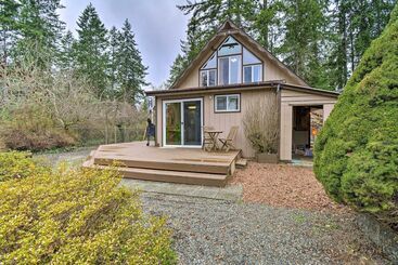Сельский дом Coastal Cabin W/ Puget Sound & Rainier Views!