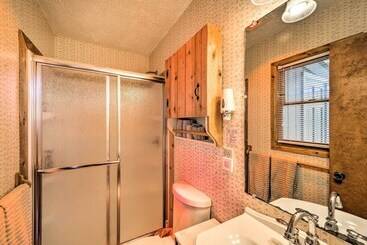 コテージ Near Lake + Trails: Rustic Newland Cabin W/ Deck!