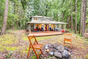 コテージ Lakefront Yelm Home: Lake Views + Pet Friendly!
