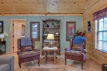 بيت ريفى Broken Bow Cabin W/ Hot Tub & Deck   4 Mi To Lake!