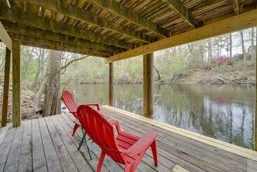 茅舍 Peaceful Treetop Hideaway W/ Riverfront Views