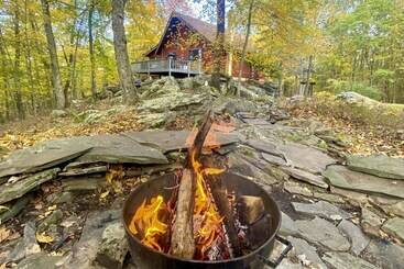 コテージ Secluded Cresco Cabin W/ Deck + Forest Views!