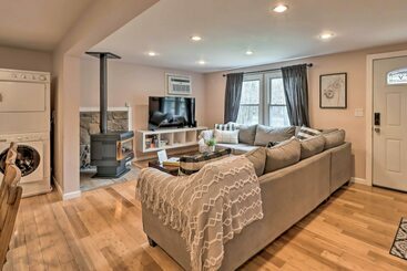بيت ريفى Poconos Home W/ Private Hot Tub & Community Pool!
