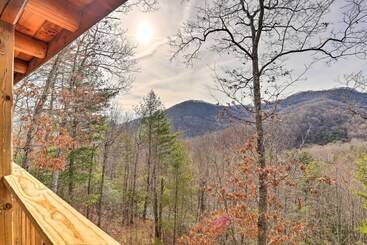 コテージ Rustic Cabin W/ Mountain Views & Private Deck!