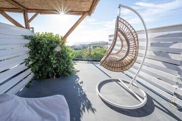 בית מלון כפרי Smy Santorini Suites & Villas