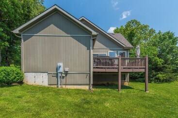کلبه Hickory Hideaway   Communal Pool Access
