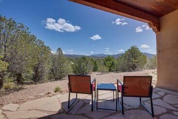 کلبه Casa Al Reves Pueblo Style House With Views!