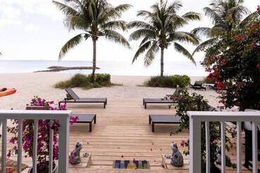 هتل Palm Cay Beach Club & Marina