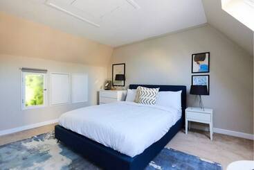 کلبه The Holland Park Crib   Classy 2bdr House