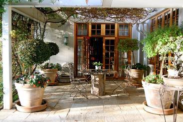 پانسیون Doveton House