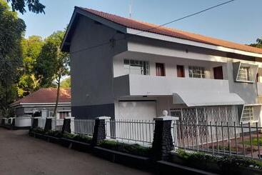 צימר Kijivu Suites 2 Bedroom Apartment