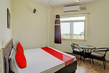 בית מלון כפרי Oyo Flagship Green Vatika Resort
