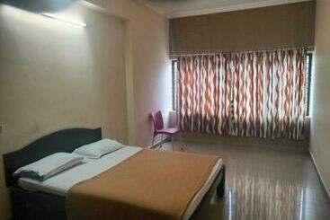 호텔 Oyo Viraj The Village Bar And Restaurant Boarding & Lodging