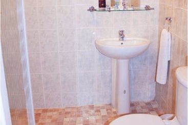 تختخواب و صبحانه Lampton Guest House
