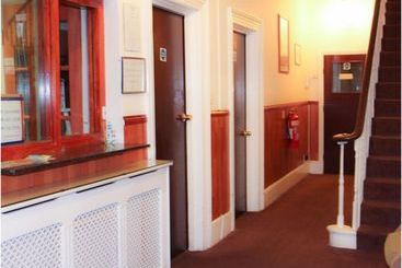 تختخواب و صبحانه Lampton Guest House