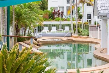 هتل The Bay Apartments Coolangatta