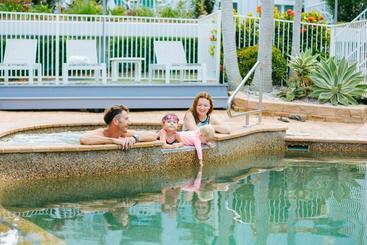 هتل The Bay Apartments Coolangatta