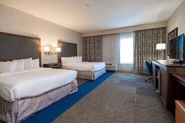 ホテル Flag Point Inn & Suites Pratt By Fairbridge