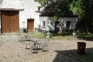 تختخواب و صبحانه Le Domaine Du Château Blanc à 10 Minutes De Pairi Daiza