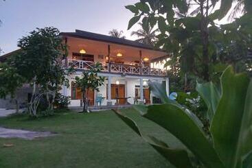 هاستل Hollow Trees Surf Katiet Mentawai Surfing Barrels