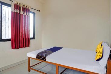 ホテル Spot On Yash Lodge