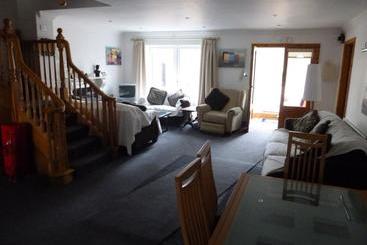 تختخواب و صبحانه Acton Lodge Guesthouse