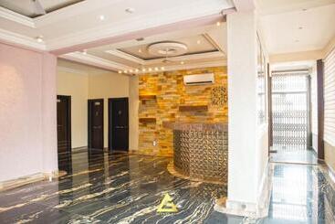 تختخواب و صبحانه George Vee Hotel Ltd