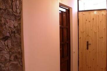پانسیون Legend Guest House